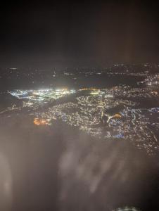 una vista aérea de una ciudad por la noche en House en Leeds