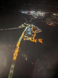 una vista aérea de una ciudad por la noche en House en Leeds