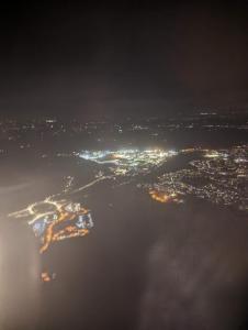widok z powietrza na miasto w nocy w obiekcie House w mieście Leeds