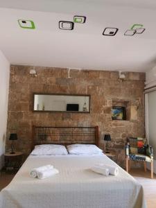 1 dormitorio con 1 cama grande y toallas. en Apartments Doris, en Split