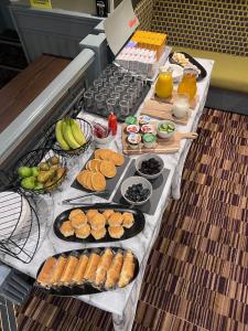 ダンバートンにあるOYO Lochway Hotelの食べ物と飲み物のビュッフェ付きテーブル