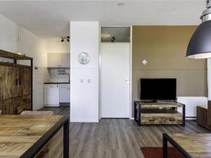 sala de estar de planta abierta con TV y cocina en Holiday Home Bellingwolde Comfort by Interhome, en Vlagtwedde 16 fotos más