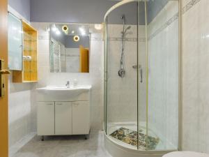 La salle de bains est pourvue d'une douche et d'un lavabo. dans l'établissement Apartment Maria by Interhome, à Balatonőszöd