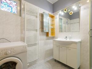 La salle de bains est pourvue d'un lave-linge et d'un lavabo. dans l'établissement Apartment Maria by Interhome, à Balatonőszöd