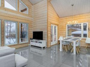 uma sala de estar com uma mesa e uma televisão em Holiday Home Villa lagerlöf by Interhome em Vääksy