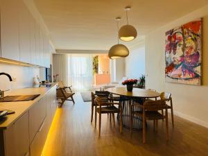 cocina y comedor con mesa y sillas en Magna Lujoso apartamento en Marbella, en Marbella