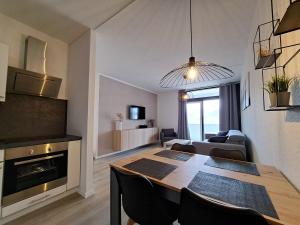 een eetkamer en een woonkamer met een tafel en een woonkamer bij Wander-Traum-Fewo in Bad Harzburg