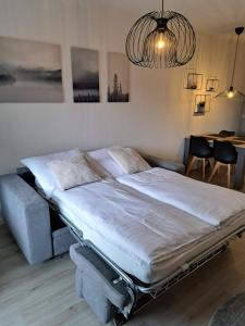 een groot bed in een kamer met een kroonluchter bij Wander-Traum-Fewo in Bad Harzburg