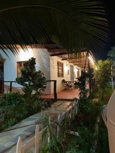 una casa con una palmera delante de ella en FINCA JAZMIN, en Monsefú