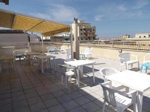 ガリポリにあるle terrazze sul mare gallipoliの屋上のパティオ(テーブル、椅子付)