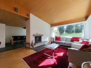 sala de estar con sofá y alfombra roja en Apartment Ferienhaus Tina by Interhome, en Lenzerheide
