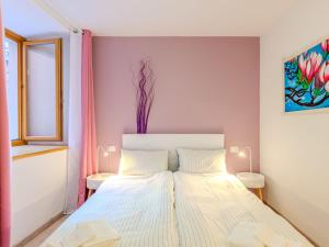 een slaapkamer met een bed en een schilderij aan de muur bij Apartment Welcome 2 Riva by Interhome in Riva del Garda