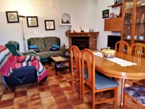 uma sala de estar com uma mesa e cadeiras e um sofá em Villa Villa Olivos by Interhome em L'Ametlla de Mar