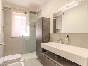 La salle de bains est pourvue d'un lavabo, de toilettes et d'un miroir. dans l'établissement Apartment Garden Apartment by Interhome, à Riva del Garda