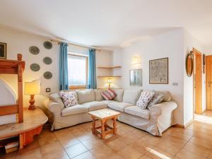 un soggiorno con divano e tavolo di Apartment Mason Scarzin by Interhome ad Alba di Canazei