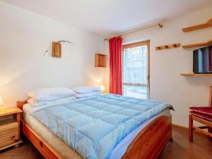 una camera con un grande letto e una finestra di Apartment Mason Scarzin by Interhome ad Alba di Canazei