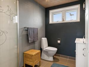 La salle de bains est pourvue de toilettes et d'une fenêtre. dans l'établissement Holiday Home Gyrid - 150m from the sea in Djursland and Mols by Interhome, à Rønde
