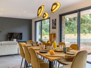 - une salle à manger avec une table et des chaises dans l'établissement Holiday Home Villa du Golf by Interhome, à Baden