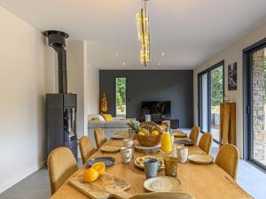 une salle à manger avec une table et une cheminée dans l'établissement Holiday Home Villa du Golf by Interhome, à Baden