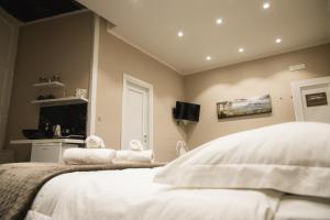 Tempat tidur dalam kamar di Residence Black & White