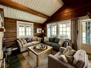 un soggiorno con divano e tavolo di Fantastic cabin on Hafjell ski inout a Hafjell