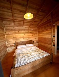 - une chambre avec un lit dans une pièce en bois dans l'établissement Flow Urla, à Izmir