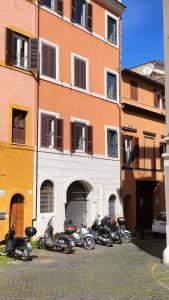 ローマにあるBenedetta Trastevereの建物前に停車する一団の二輪車