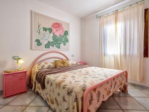 ゴルフォ・アランチにあるApartment CSA - 15- Baia de Bahas by Interhomeのベッドルーム1室(ピンクベッド1台、窓付)