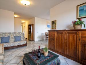 ゴルフォ・アランチにあるApartment CSA - 15- Baia de Bahas by Interhomeのソファとテーブルのあるリビングルーム