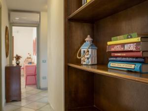 ゴルフォ・アランチにあるApartment CSA - 15- Baia de Bahas by Interhomeの棚の上に座る本 +44枚の写真