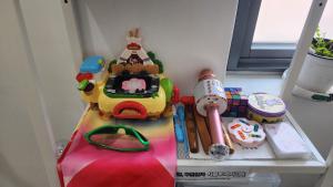 un train de jouets sur une étagère avec d’autres jouets dans l'établissement Casamigalu, à Séoul