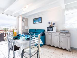 una sala de estar con una mesa y un sofá en Apartment Moulin de la Brunette-4 by Interhome, en Vaux-sur-Mer