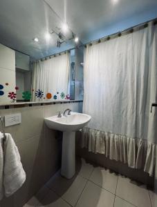 uma casa de banho com um lavatório e uma cortina de chuveiro em Moderno departamento en Nueva Córdoba em Córdoba