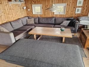 uma sala de estar com um sofá e uma mesa de centro em Holiday Home Rothger - 200m from the sea in SE Jutland by Interhome em Sønderby