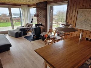 sala de estar con mesa de madera y chimenea en Holiday Home Rothger - 200m from the sea in SE Jutland by Interhome, en Sønderby