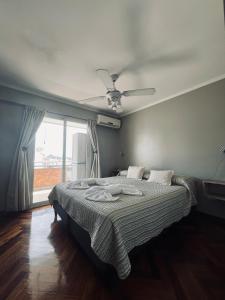 um quarto com uma cama e uma ventoinha de tecto em Moderno departamento en Nueva Córdoba em Córdoba
