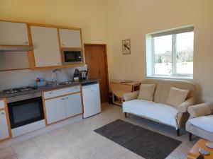 uma sala de estar com uma cozinha e um sofá em Little Wharf em Weston-super-Mare