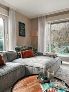 Luxe Chalet De Bosrand Dichtbij Zee في سينت انالاند: غرفة معيشة مع أريكة وطاولة