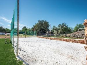 um campo de ténis com uma rede por cima em Villa Quinta Valente by Interhome em Silves