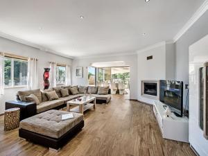 uma sala de estar com um sofá e uma televisão em Villa Quinta Valente by Interhome em Silves