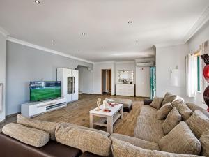 uma sala de estar com um sofá grande e uma televisão em Villa Quinta Valente by Interhome em Silves