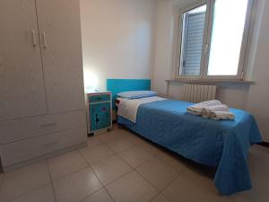 een slaapkamer met een bed met handdoeken erop bij Appartamento al mare civico28 in Porto Recanati