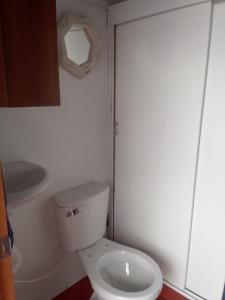 een badkamer met een toilet en een wastafel bij Casa La Aurora Posada in Restrepo