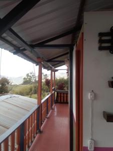 una vista desde el balcón de una casa en Casa La Aurora Posada, en Restrepo