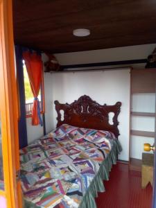 1 dormitorio con cama y ventana en Casa La Aurora Posada, en Restrepo