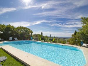 una piscina en el patio de una villa en Villa La Gattaiola by Interhome, en Montemerano