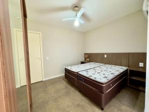 Postel nebo postele na pokoji v ubytování 300 - Apto com 02 dormitórios 100m praia de Bombas