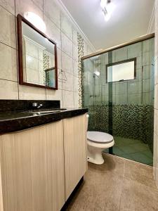 Koupelna v ubytování 300 - Apto com 02 dormitórios 100m praia de Bombas + 24 fotografií