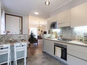 cocina con armarios blancos y encimera en Holiday Home Riana by Interhome, en Bordighera