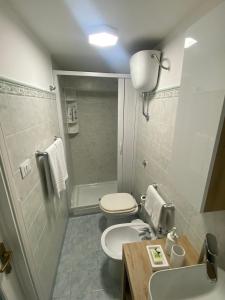 y baño con aseo, ducha y lavamanos. en Casa Vacanze A Tramuntana, en Petralia Soprana